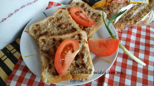 Grillowane tosty z mięsem mielonym i cebulką prażoną.