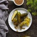 Szybkie ogórki w occie z kurkumą