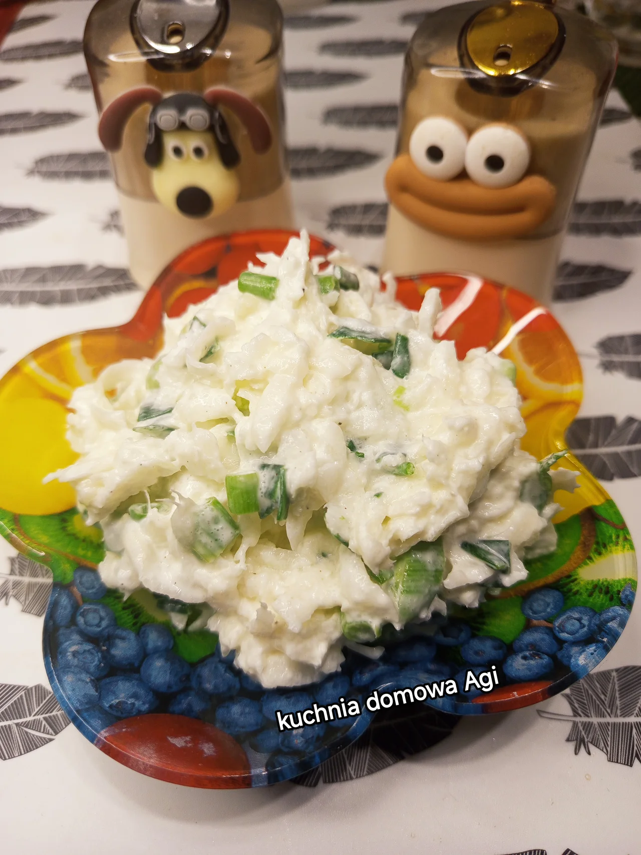 Surówka z białej rzodkwi i szczypiorku ze śmietaną