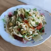 Linguine z suszonymi pomidorami i zielonymi oliwkami.