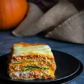 Lazania z mięsem drobiowym, puree dyniowym, szpinakiem i beszamelem