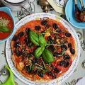 Pizza z czarnymi oliwkami