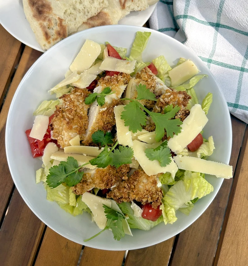 Sałatka z kurczakiem w panko - Bullio