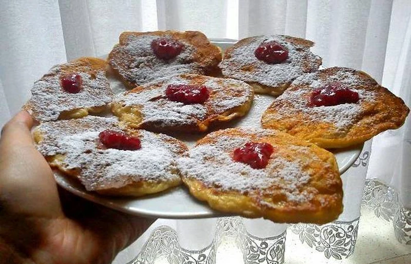 Racuchy z zsiadłego mleka lub kefiru z jabłkami