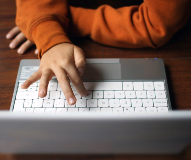 Darmowe laptopy dla uczniów klas IV! Wiemy, kiedy dzieci otrzymają urządzenie elektroniczne.
