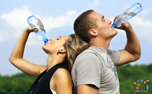 Ile wody potrzebuje twój organizm, aby schudnąć? Sprawdź za pomocą tej prostej metody!