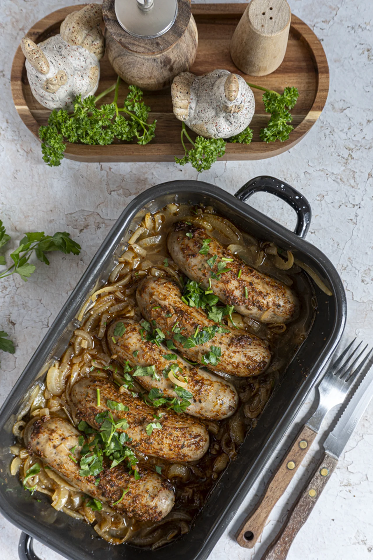 Pieczona w piwie biała kiełbasa