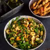 Sałatka z tortellini, suszonymi pomidorami, oliwkami i rukolą
