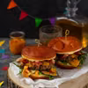 Pączkoburger z bekonem, gołką i chutneyem z mango