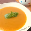 Pikantna zupa dyniowa z grzankami.