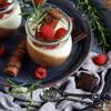 Czekoladowo-rozmarynowa panna cotta z malinami