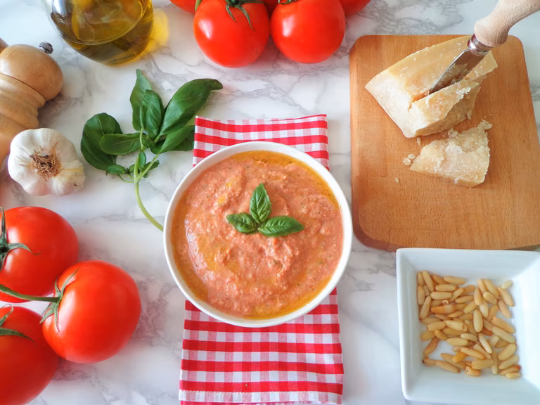 Sycylijskie pesto z pomidorami, bazylią, orzeszkami piniowymi i ricottą