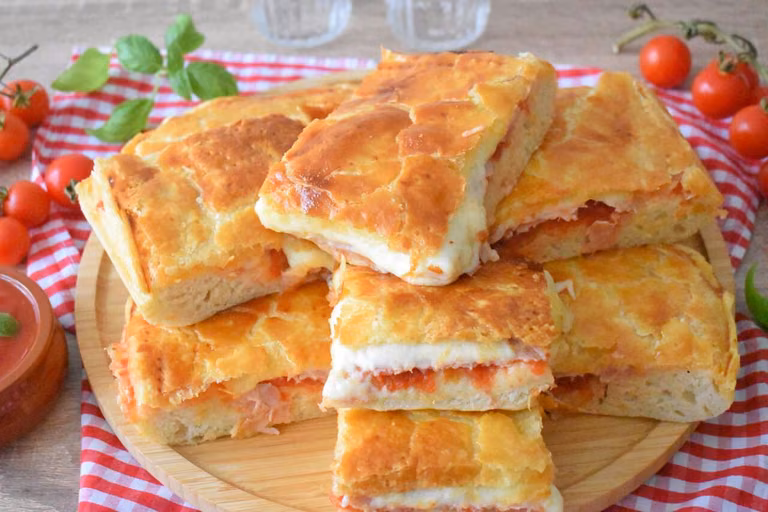Neapolitańska "Pizza Parigina" z serem, szynką i pomidorami