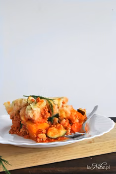 Zapiekanka z mięsem mielonym, cukinią, dynią, marchewką i puree ziemniaczanym