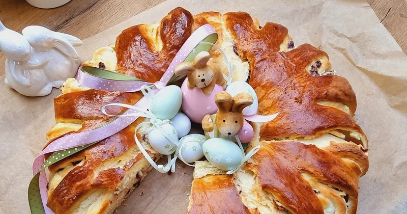 Wianek drożdżowy z serem i żurawiną