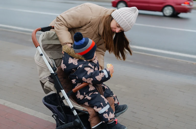 Uwaga! Świadczenie 800 plus może wygasnąć, a ZUS cofnie wypłaty! Rodzice muszą pamiętać o tych warunkach
