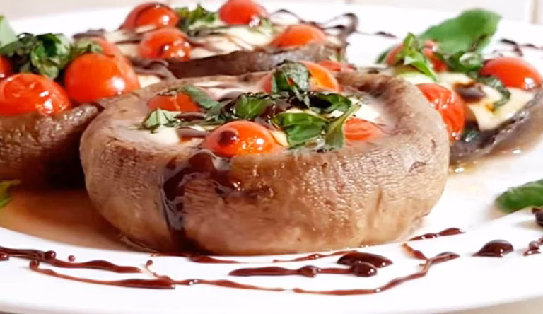 Faszerowane pieczarki w stylu Caprese.