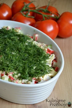 Sałatka z surimi i makaronem chińskim