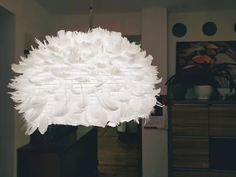 Piórkowy abażur, czyli nowe życie starej kuli papierowej DIY