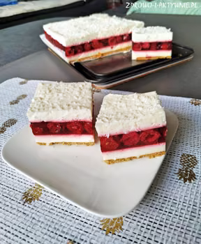 Śmietanowiec z wiśnią w galaretce bez pieczenia