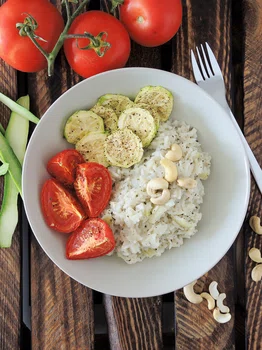 Kremowe risotto z pieczoną cukinią i pomidorami