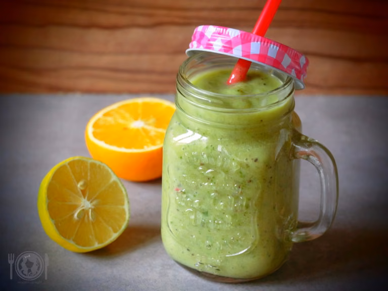 Zielone smoothie z kiwi, bananem i awokado