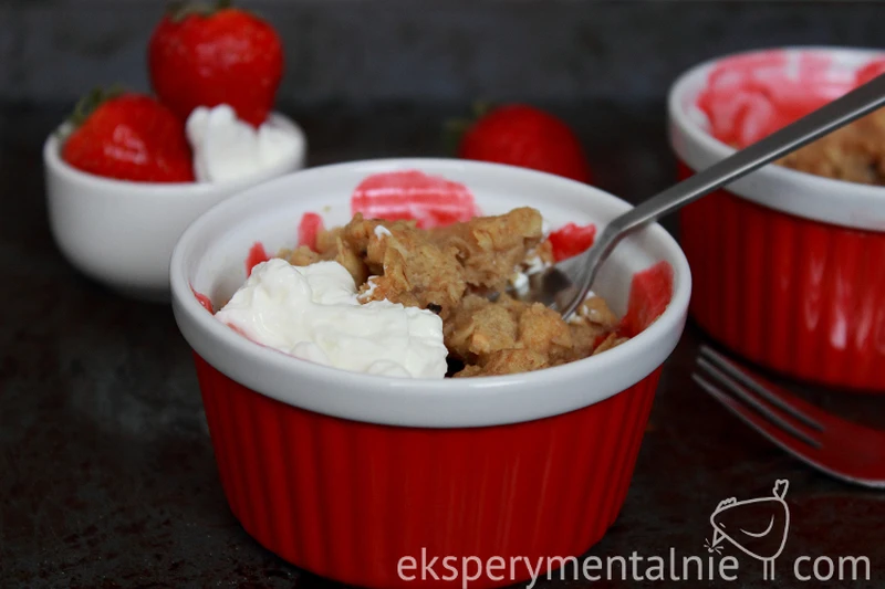 Crumble z rabarbarem i truskawkami
