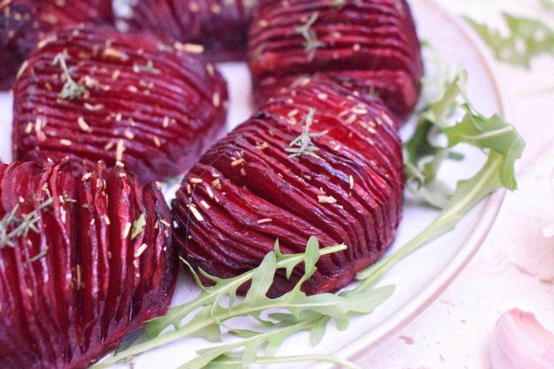 Pieczone buraki Hasselback z masłem czosnkowym