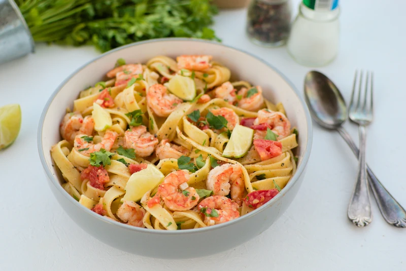 Makaron tagliatelle z krewetkami dla minimalistów