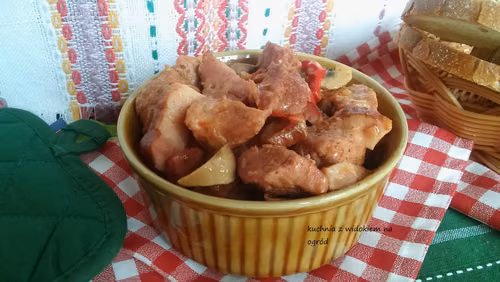 Gulasz pieczony. Pieczone mięso a'la gulasz z piekarnika.