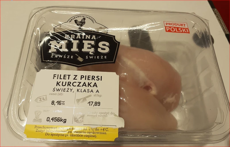 GIS: Wykryto bakterie Salmonelli w filetach drobiowych! Sieć blokuje sprzedaż mięsa.