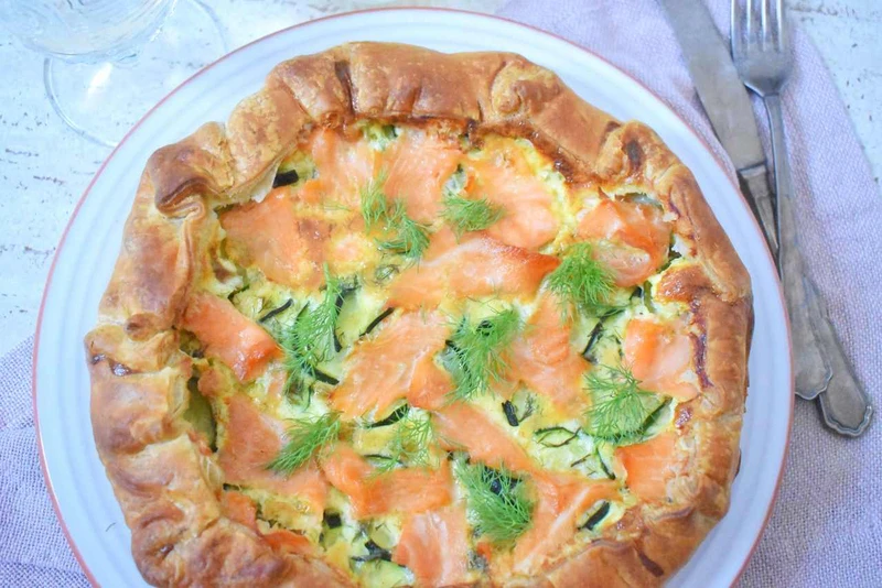 Tarta z wędzonym łososiem i cukinią
