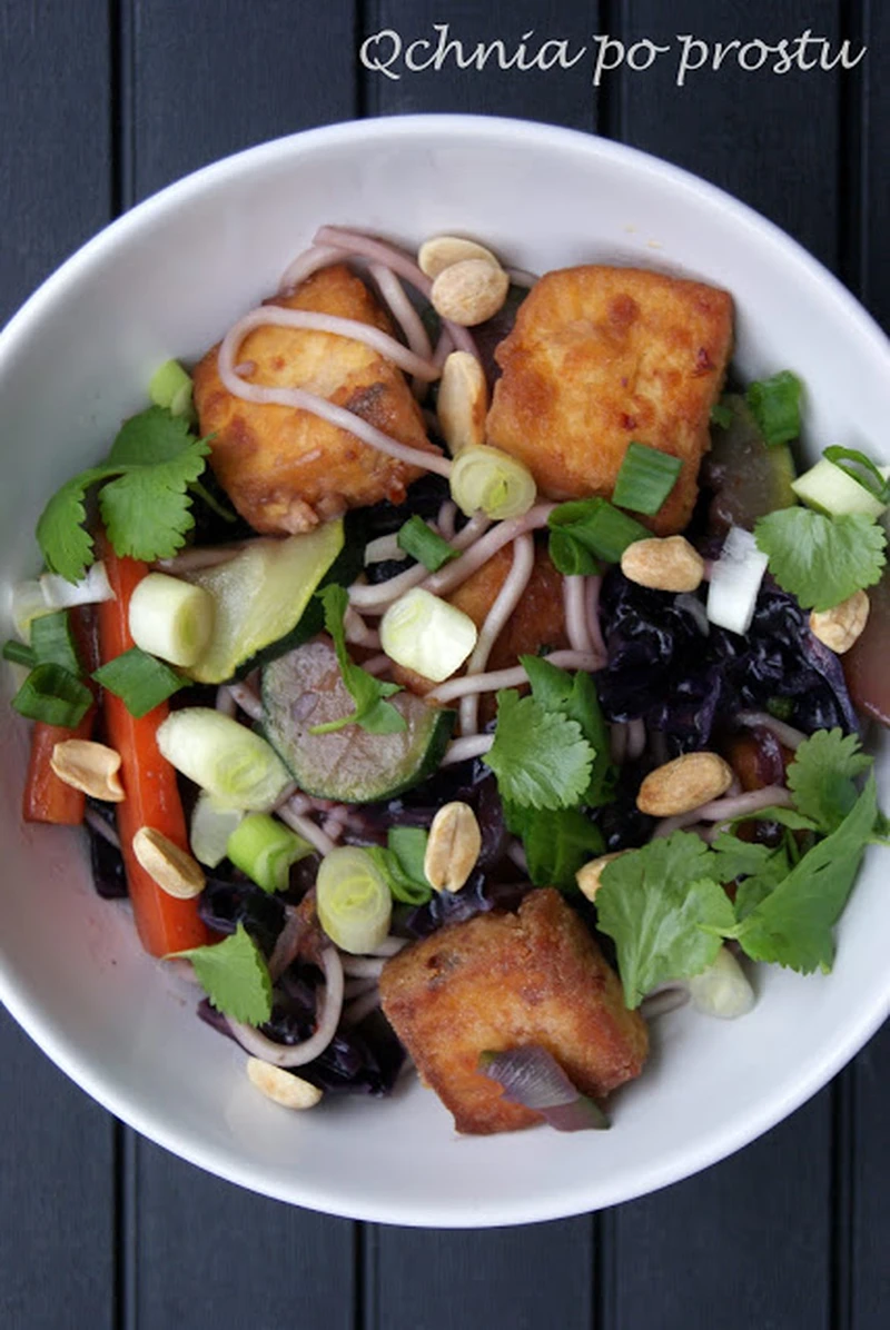 Noodle z tofu, czerwoną kapustą i cukinią
