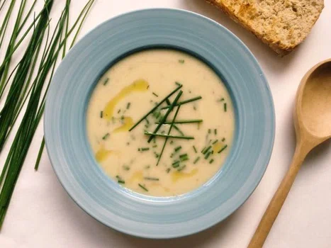 PIĄTEK: ZUPA VICHYSSOISE, CZYLI KREM Z ZIEMNIAKÓW I PORÓW