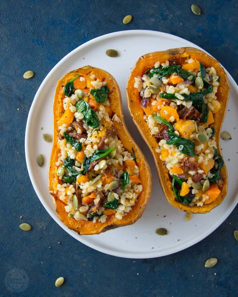 Dynia faszerowana kaszą i szpinakiem
