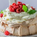Lekka jak chmurka beza Pavlova z malinami – delikatny i elegancki deser!