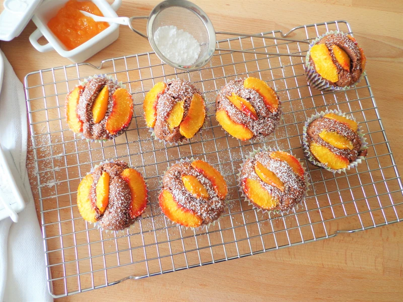 Kakaowe muffiny z brzoskwiniami
