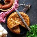 Tortilla de patatas con chorizo, czyli hiszpański omlet z ziemniaków z kiełbasą