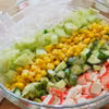 Sałatka z makaronem ryżowym i surimi