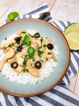 Zielone curry z kurczakiem, pieczarkami i oliwkami