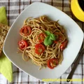 Razowe spaghetti z pesto i pomidorkami koktajlowymi