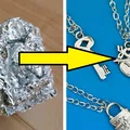 Wrzuć kulkę z folii aluminiowej do wrzątku! Najlepszy trik na czyszczenie sztućców i biżuterii