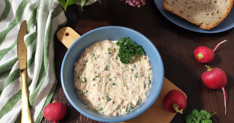 Pasta jajeczna z rzodkiewką.