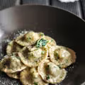 Razowe ravioli ze szpinakiem i serem pleśniowym