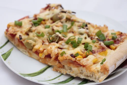 Pizza z kabanosem i salami