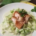 Makaron z cukinii w sosie porowym z łososiem.