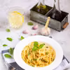 Spaghetti z oliwą, czosnkiem, bazylią i parmezanem