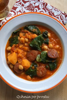 Gulasz z ciecierzycą i chorizo