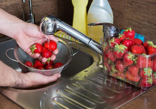 Ten jeden szczegół może zepsuć smak truskawek! Wiele osób popełnia ten błąd po powrocie do domu