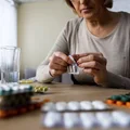 Tych witamin i suplementów nie kupuj Babci i Dziadkowi! Niektóre z nich mogą stanowić potencjalne zagrożenie